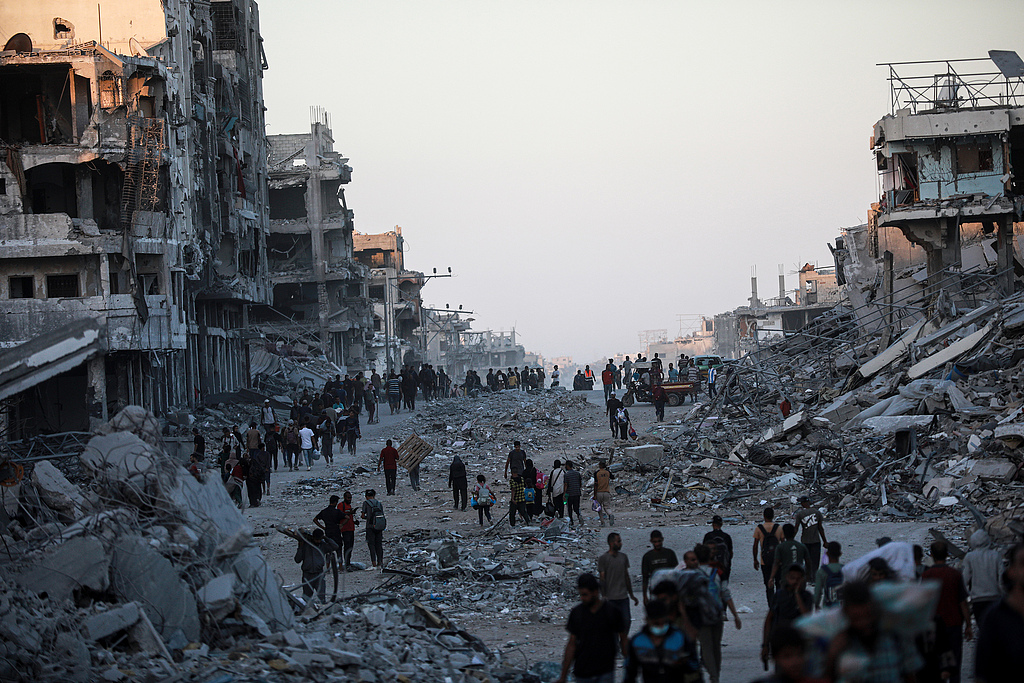Palestinians returning to their homes are met with severe destruction in Gaza City, Gaza, October 10, 2025. /VCG