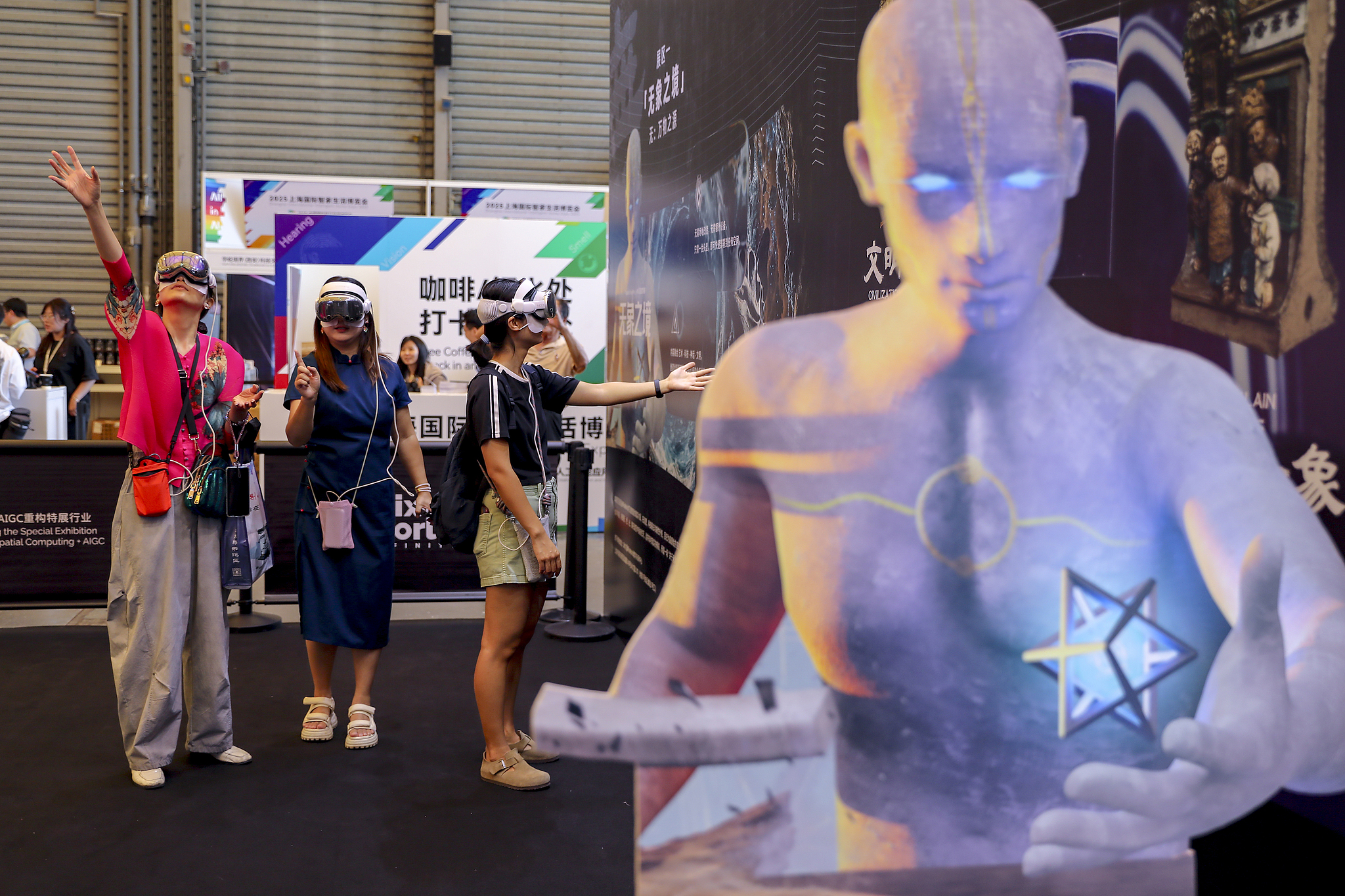 Visitors experience AI technologies at the 2025 Shanghai International AI Consumer Electronics Expo, October 10, 2025. /CFP 