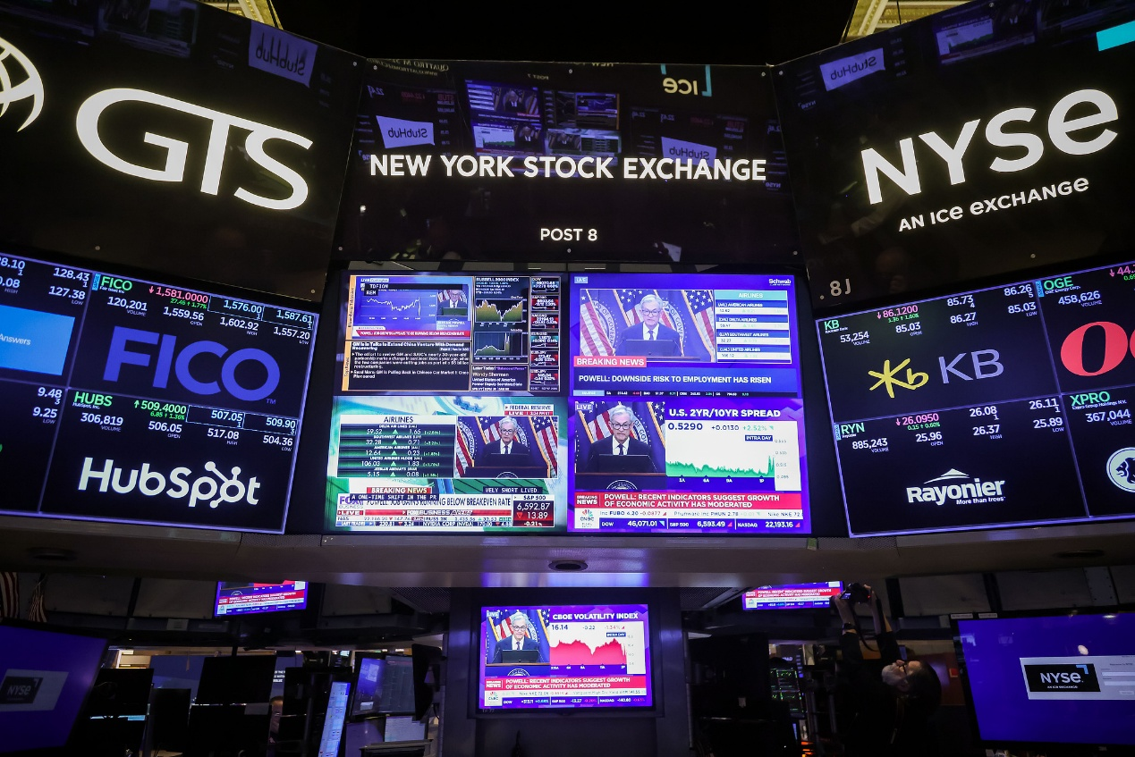 Television stations broadcast Jerome Powell, chairman of the U.S. Federal Reserve, speaking after a Federal Open Market Committee (FOMC) meeting on the floor of the New York Stock Exchange (NYSE) in New York City, September 17, 2025. /CFP