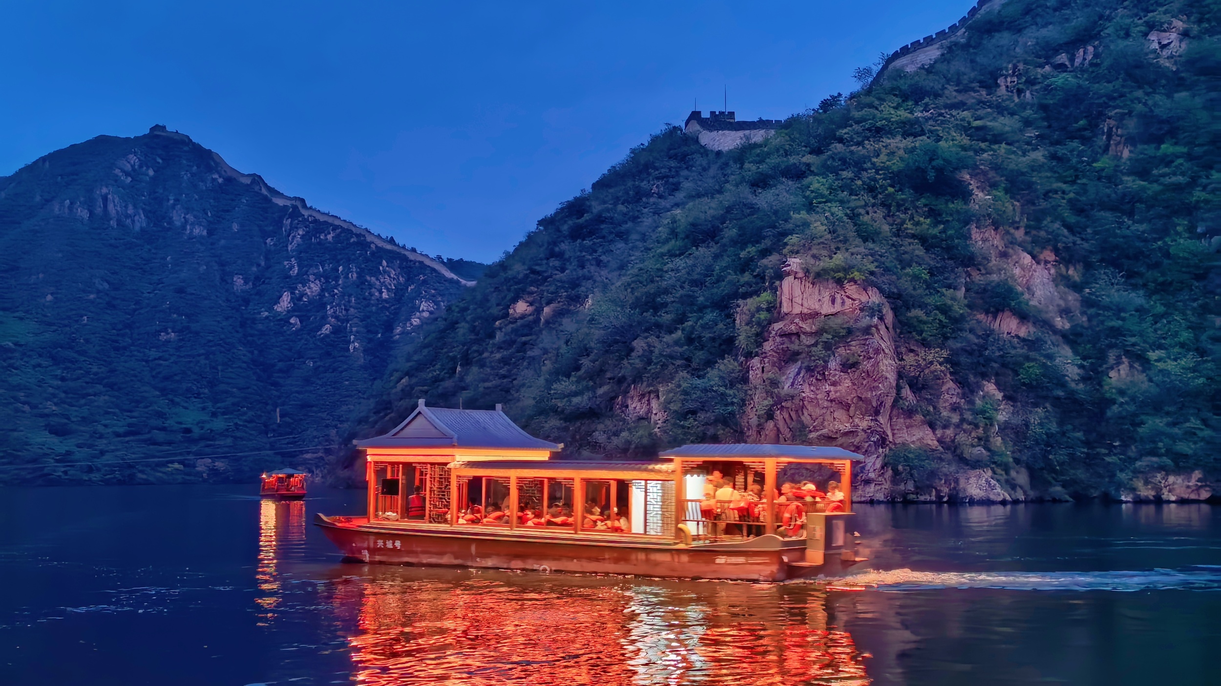 Huanghuacheng Lakeside Great Wall: 600-year-old gem by water