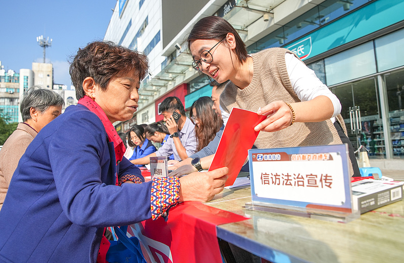 Community workers listen to local residents' appeals regarding the public complaints management work in Huzhou City, east China's Zhejiang Province, October 23, 2024. /VCG