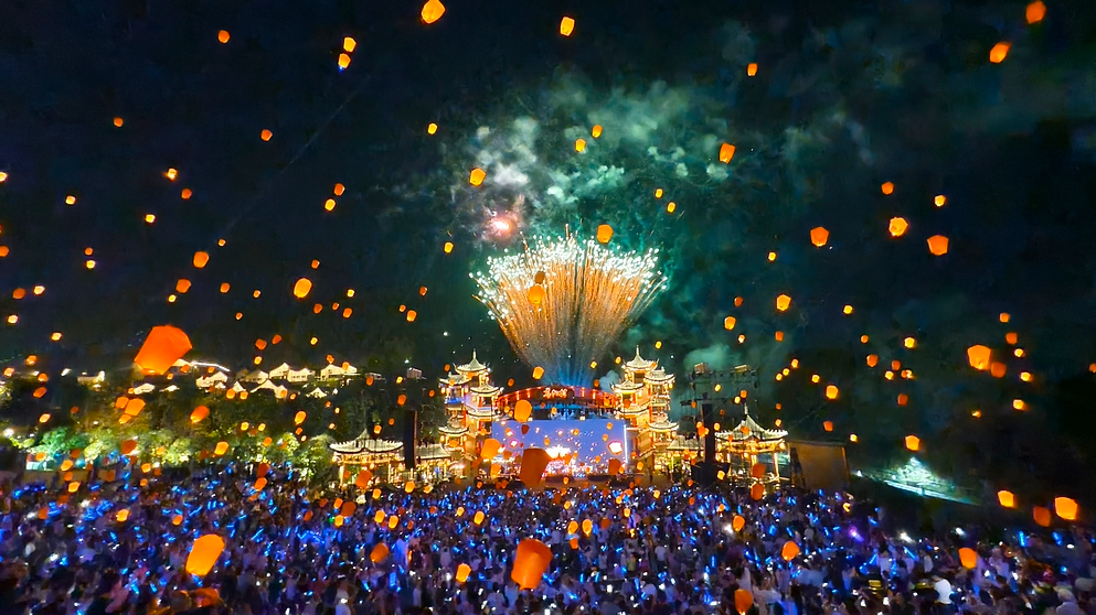 A thousand lanterns illuminate Gexian Village in Jiangxi