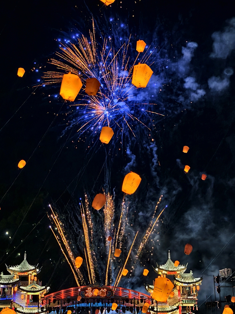 A multitude of lanterns illuminate Gexian Village in Shangrao, Jiangxi, on October 12, 2025. /VCG