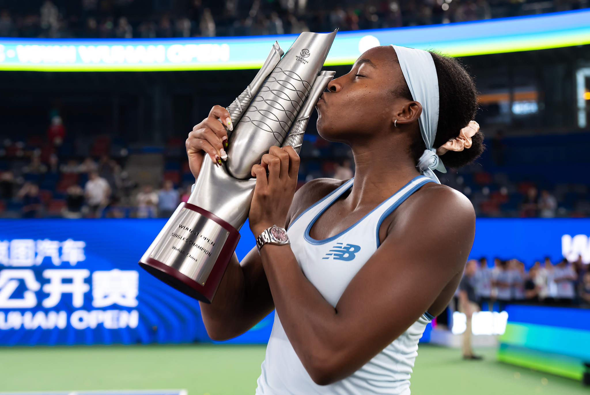 Coco Gauff kisses the championship trophy after beating American compatriot Jessica Pegula in the final to win the Wuhan Open in Wuhan, China, October 12, 2025. /VCG