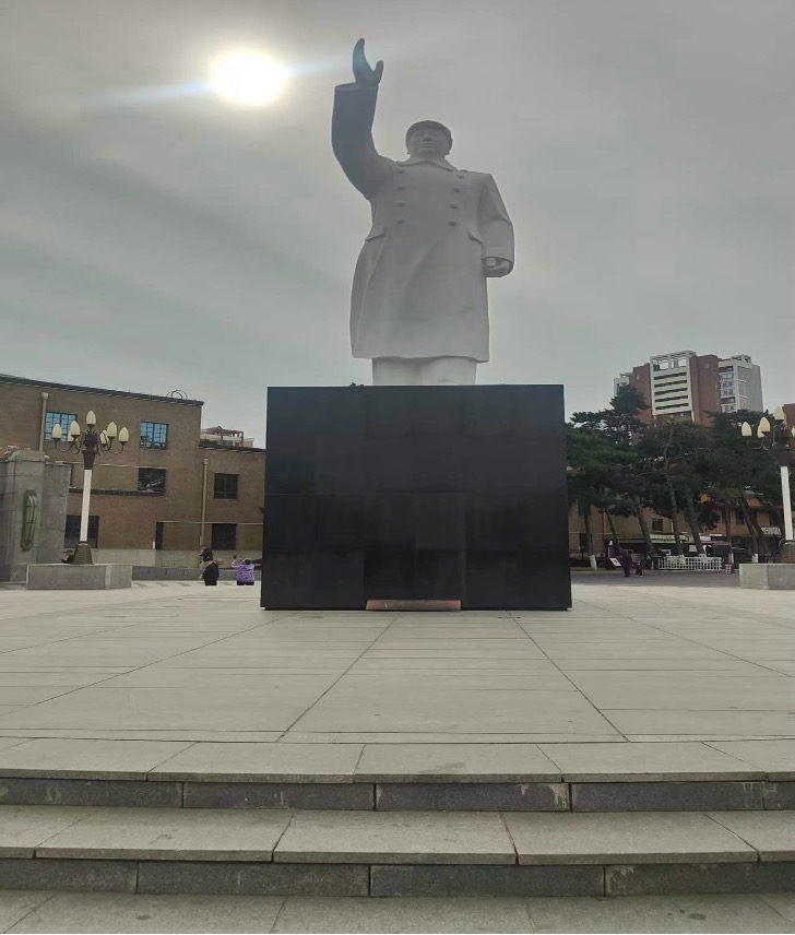 A giant statue of Chairman Mao stands tall near the entrance of the Changchun Film Museum. /Photo provided to CGTN
