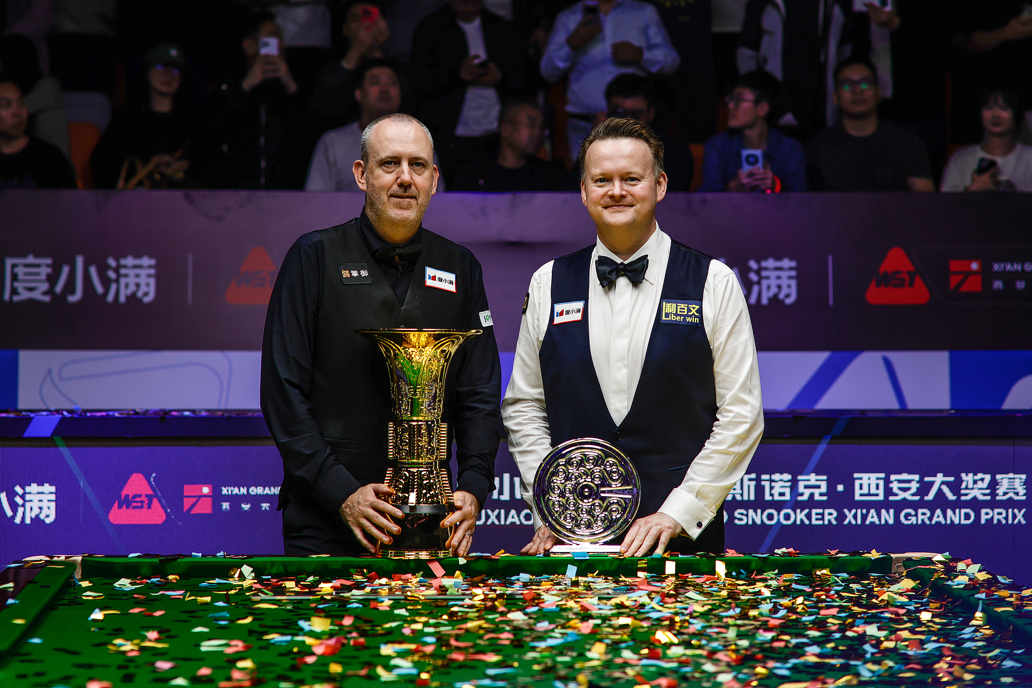 Champion Mark Williams (L) and runner-up Shaun Murphy display their awards after Williams beats Murphy 10-3 in the final at the Xi'an Grand Prix in Xi'an, northwest China's Shaanxi Province, October 13, 2025. /VCG