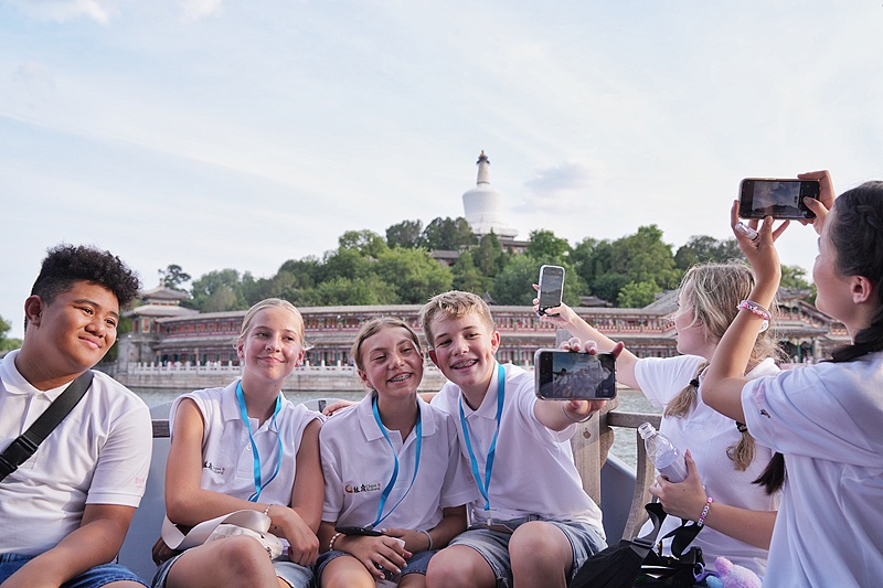 American teenagers who came to China for the Bond with Kuliang: 2025 China-U.S. Youth Choir Festival visit Beihai Park in Beijing, China, July 13, 2025. /VCG
