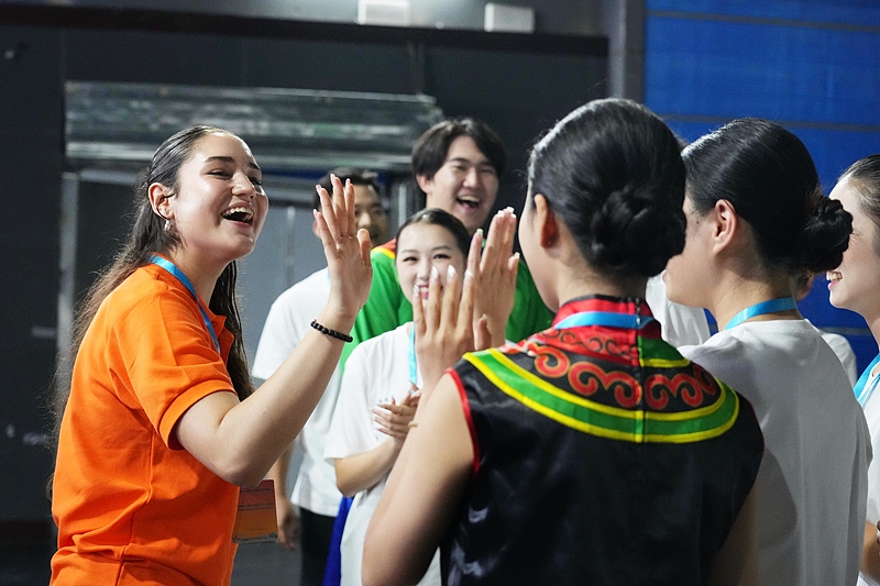 Before the closing performance of the Bond with Kuliang: 2025 China-U.S. Youth Choir Festival, actors from both China and the U.S. play games together at the China National Opera House in Beijing, China, July 16, 2025. /VCG 
