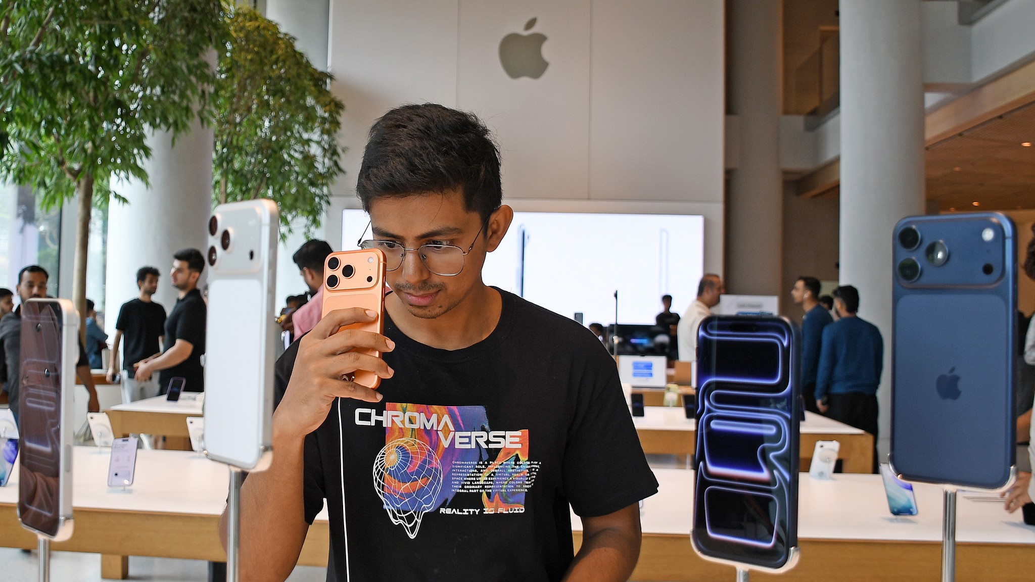 A man checks iPhone 17 series mobile phone at a store in Mumbai, India, September 19, 2025. /VCG