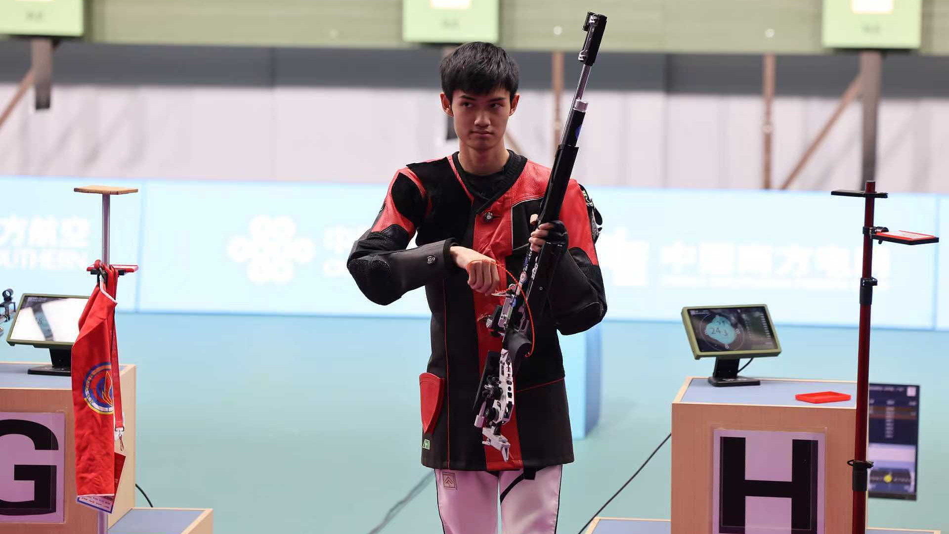 Sheng Lihao competes in the men's 10 meter air rifle final at the 15th National Games in Guangzhou, China, October 14, 2025. /VCG