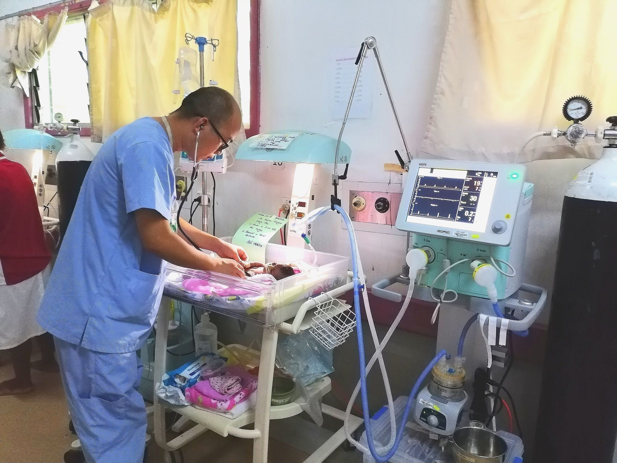 A Chinese doctor conducts a medical examination of a newborn in Papua New Guinea. /13th Chinese medical team to PNG