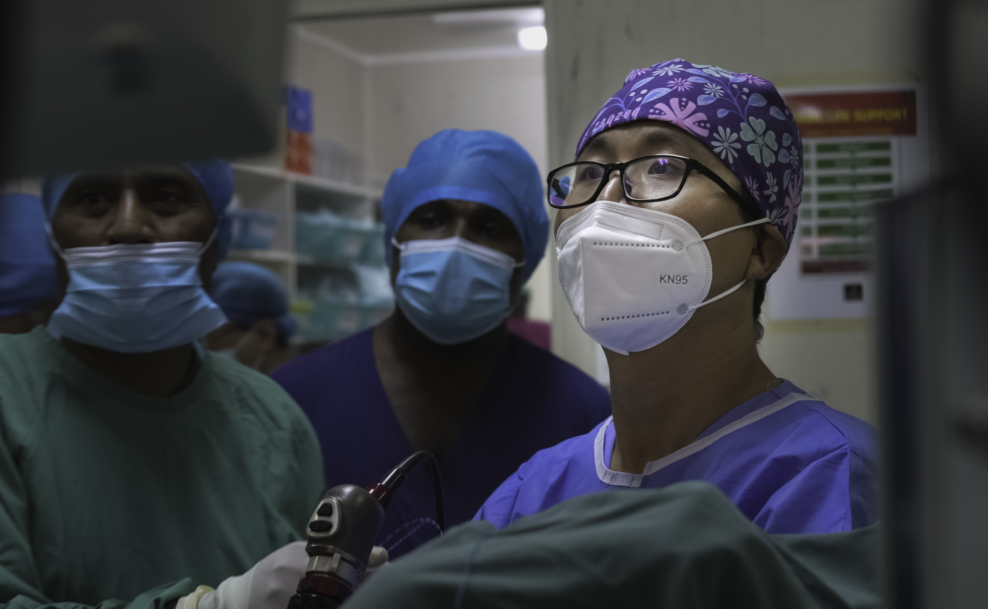 A Chinese doctor conducts a medical operation in Papua New Guinea. /13th Chinese medical team to PNG