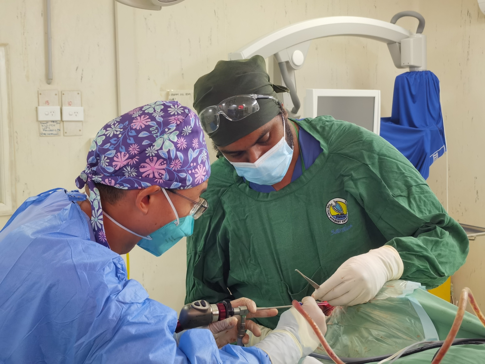 A Chinese doctor performs a surgery with a local doctor in Papua New Guinea. /13th Chinese medical team to PNG