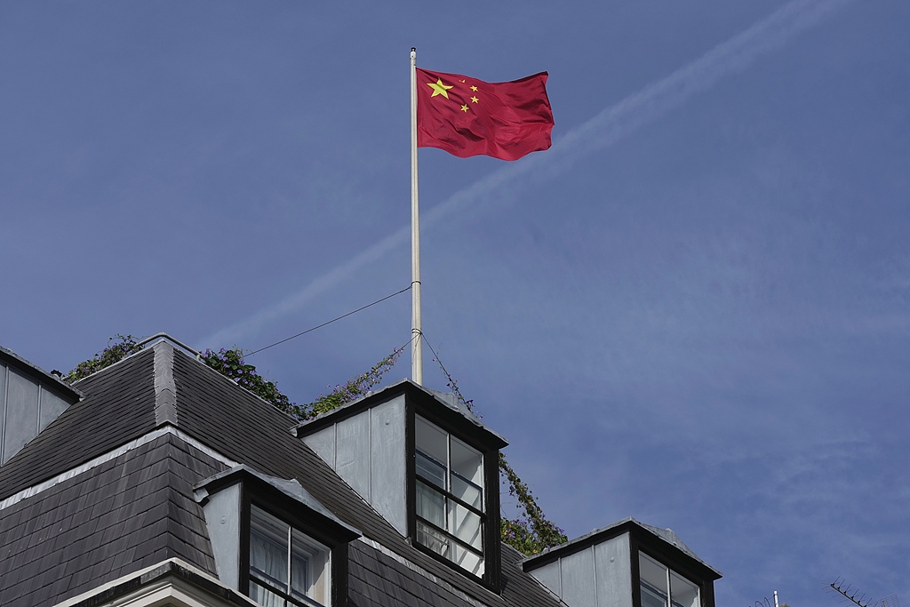 Chinese national flag is raised at the Chinese embassy in London, September 11, 2023. /VCG