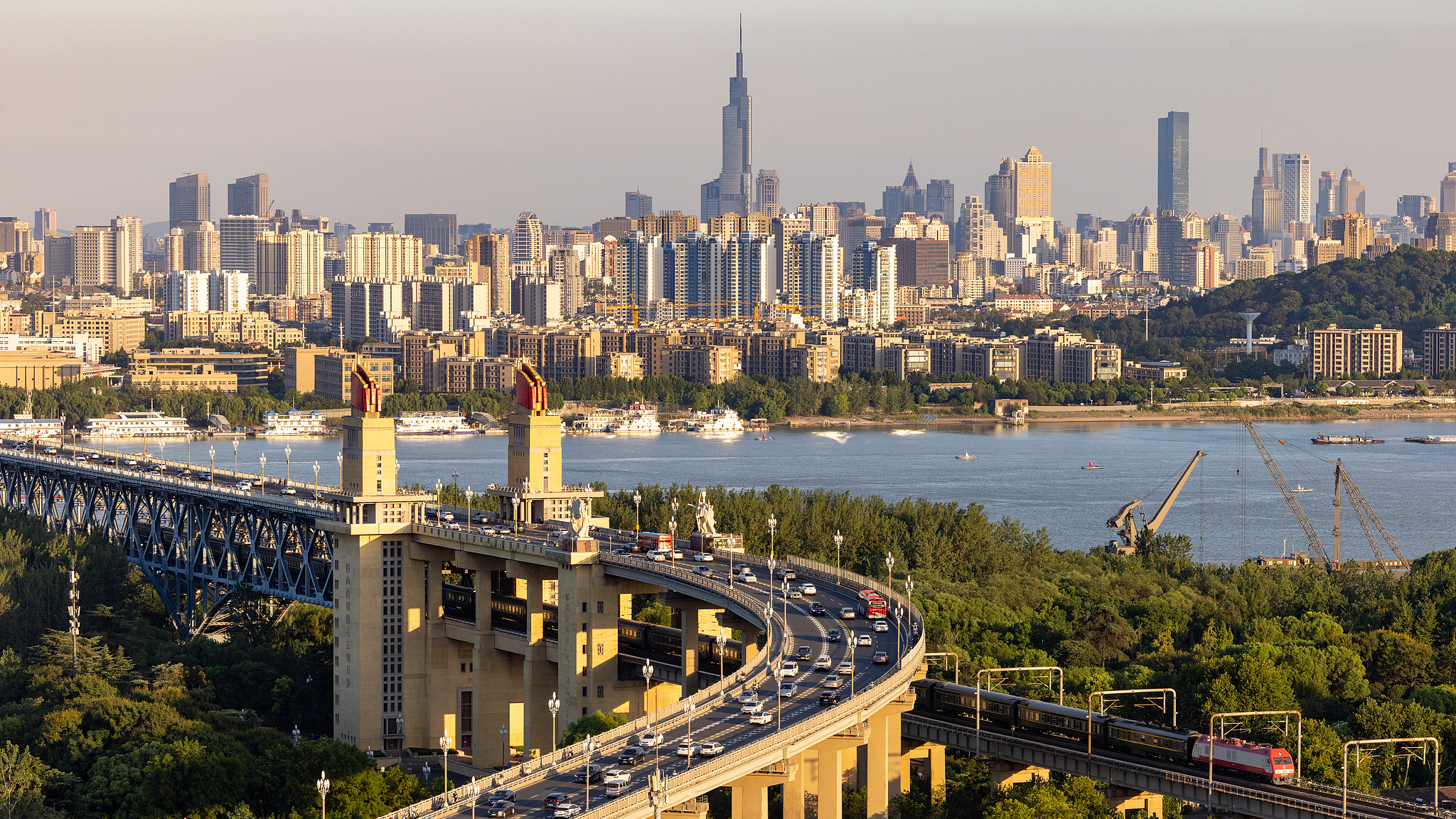 Live: Marvel at the grandeur of the Nanjing Yangtze River Bridge