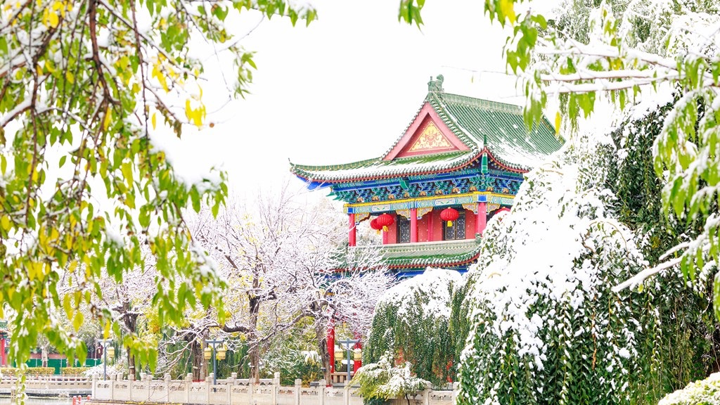 Urumqi's ancient architecture exudes unique charm in the snow