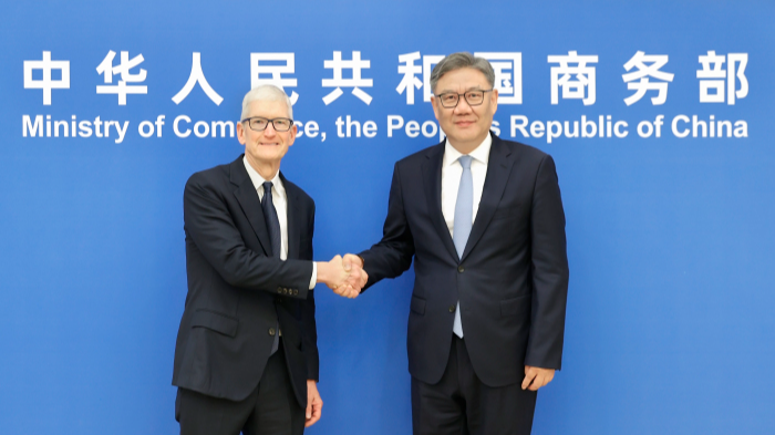 Chinese commerce minister meets with Apple CEO Tim Cook