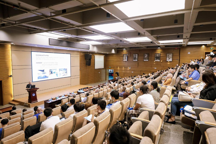 John Speakman gives a presentation at the RACMEM conference in Shenzhen, Guangdong Province, south China, October 17, 2025. /SIAT