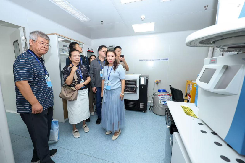 Participants attend a laboratory tour during the RACMEM conference in Shenzhen, Guangdong Province, south China, October 17, 2025. /SIAT