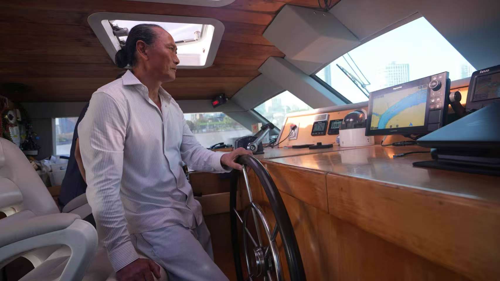 Zhai Mo sets sail on voyage around Antarctica