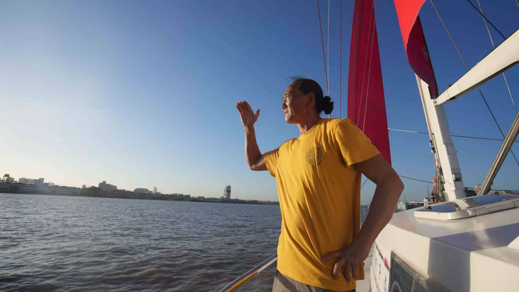 Zhai Mo sets sail on voyage around Antarctica