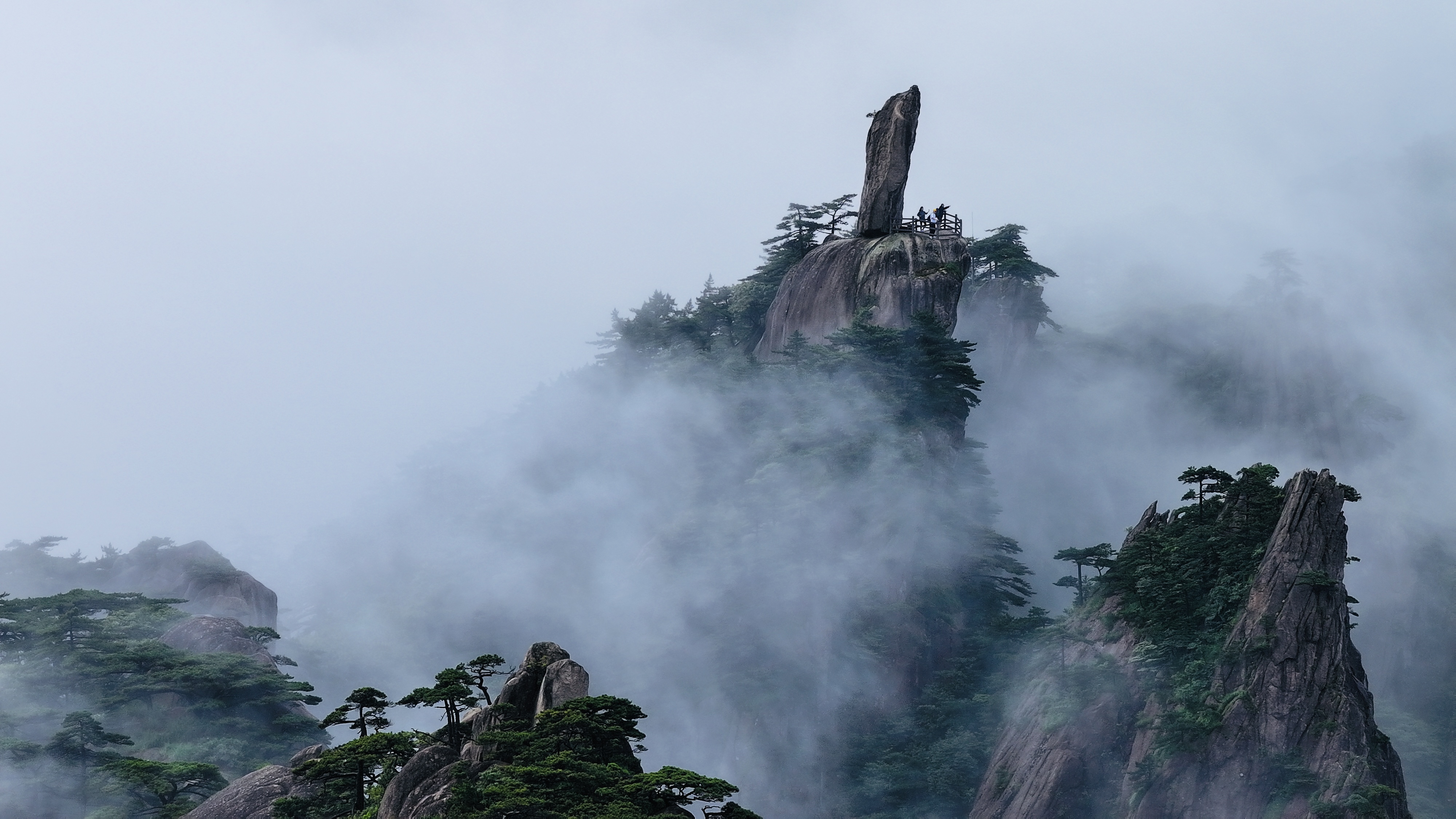 The Feilai Stone on Huangshan Mountain in east China's Anhui Province. /Hou Ruidong