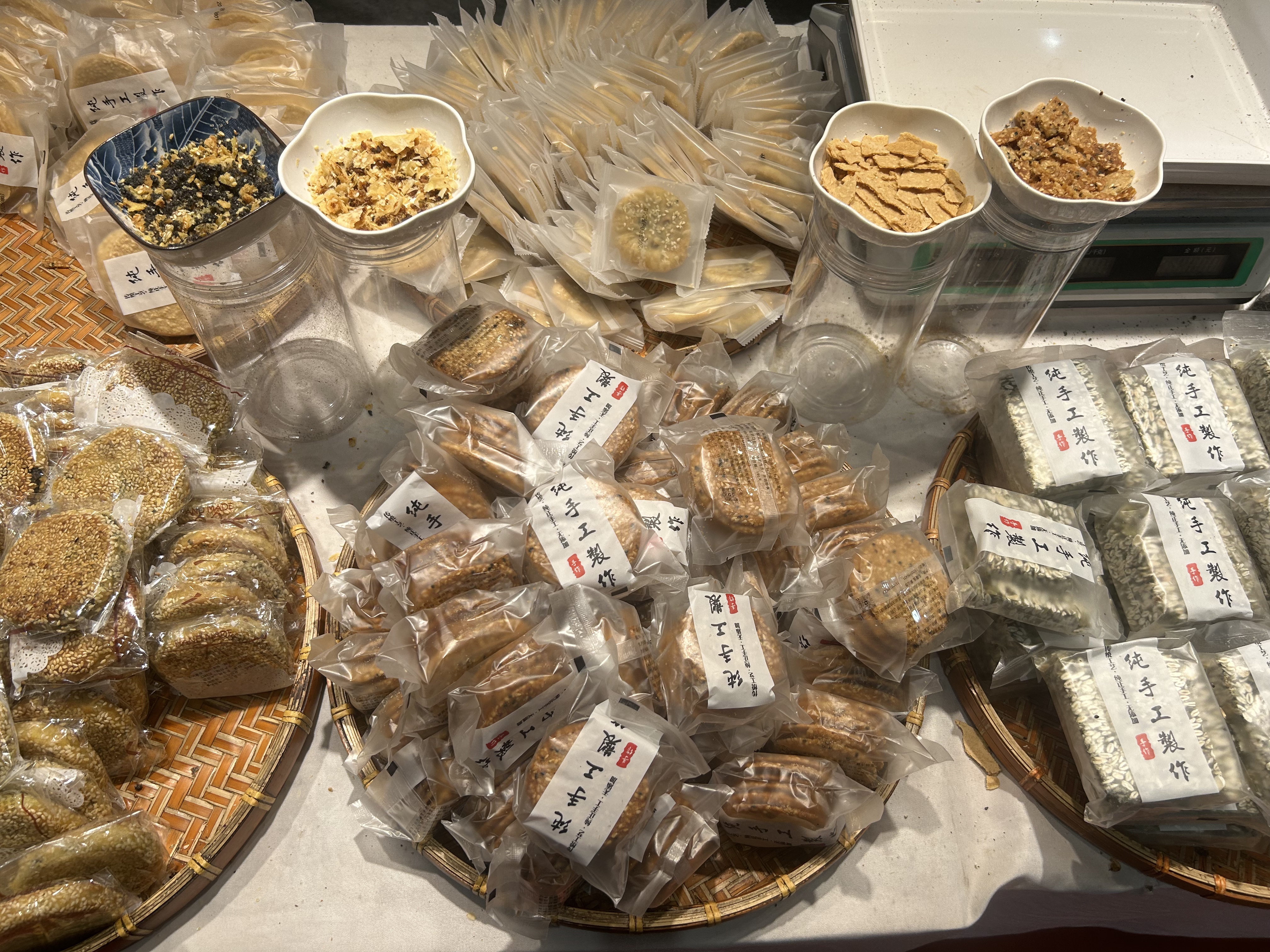 Complementary tastings of tea-paired confections are offered to visitors at the ongoing Beijing International Autumn Tea Industry Trade Expo on Friday, October 17, 2025. /CGTN