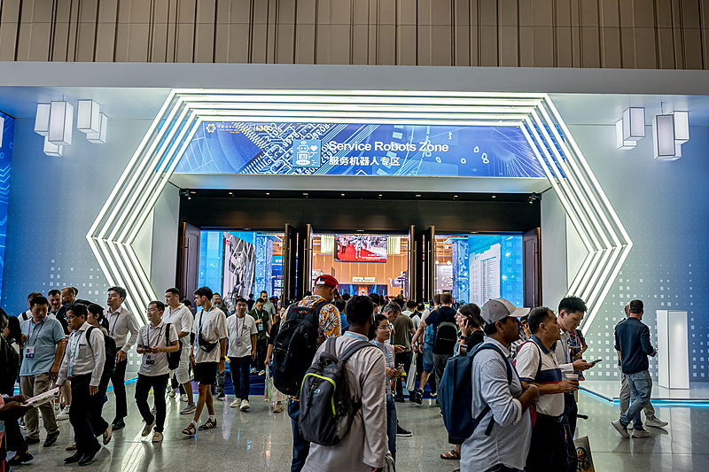 Various new exhibits at the Canton Fair see heavy footfalls from overseas buyers from October 17 to 18, 2025./VCG