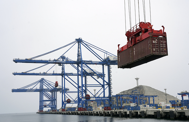 Containers being hoisted at the Chancay Port in Lima, Peru, October 29, 2024. /VCG