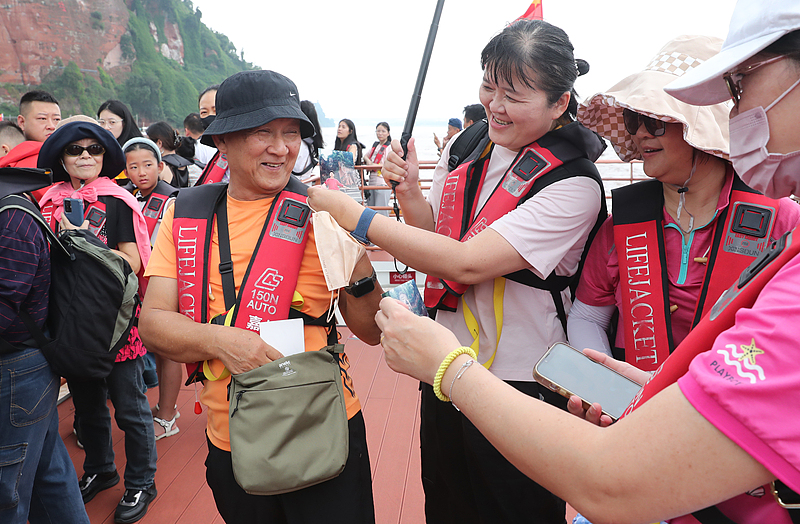 A tourist from Taiwan visiting the Leshan Giant Buddha, Leshan, Sichuan Province, China, September 14, 2024. /VCG
