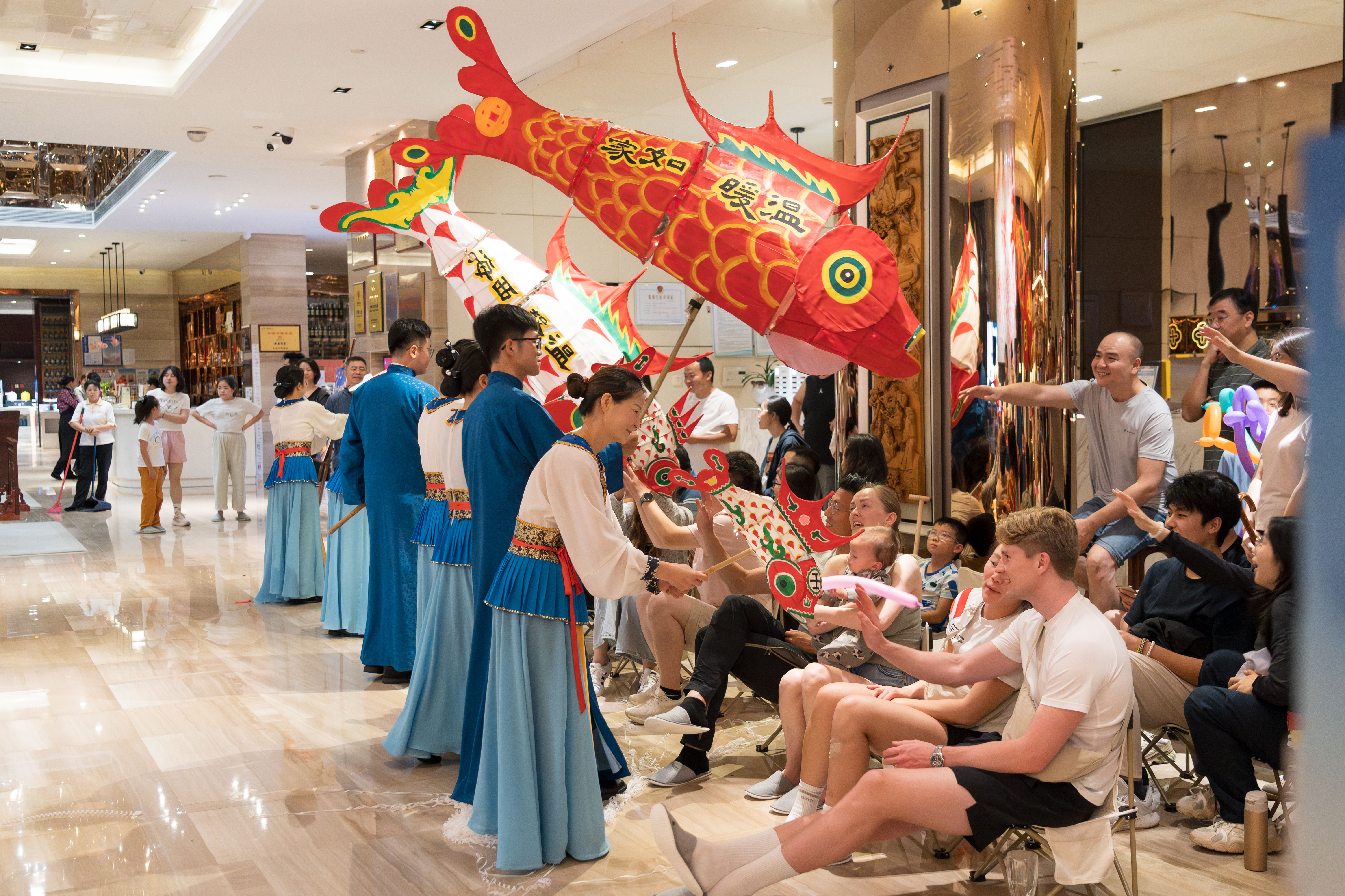 Fish-shaped lantern performers interact with the audience in Huangshan City, east China's Anhui Province. /Bao Xiang