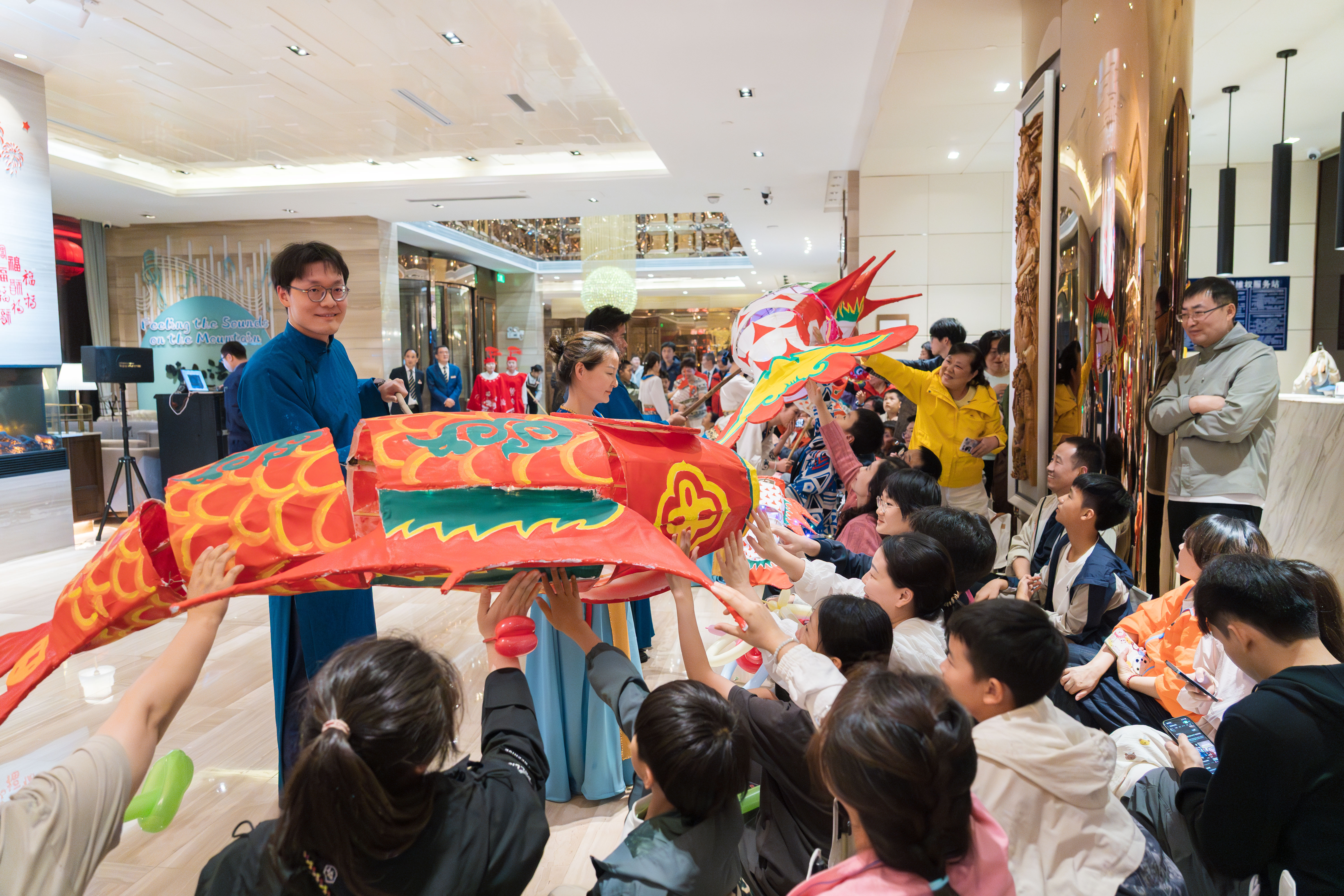 Fish-shaped lantern performers interact with the audience in Huangshan City, east China's Anhui Province. /Bao Xiang