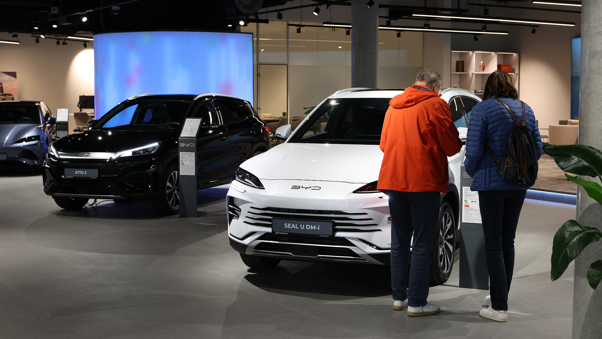 Potential customers look at electric cars made by Chinese manufacturer BYD in a dealership in Berlin, Germany, May 23, 2025. /VCG