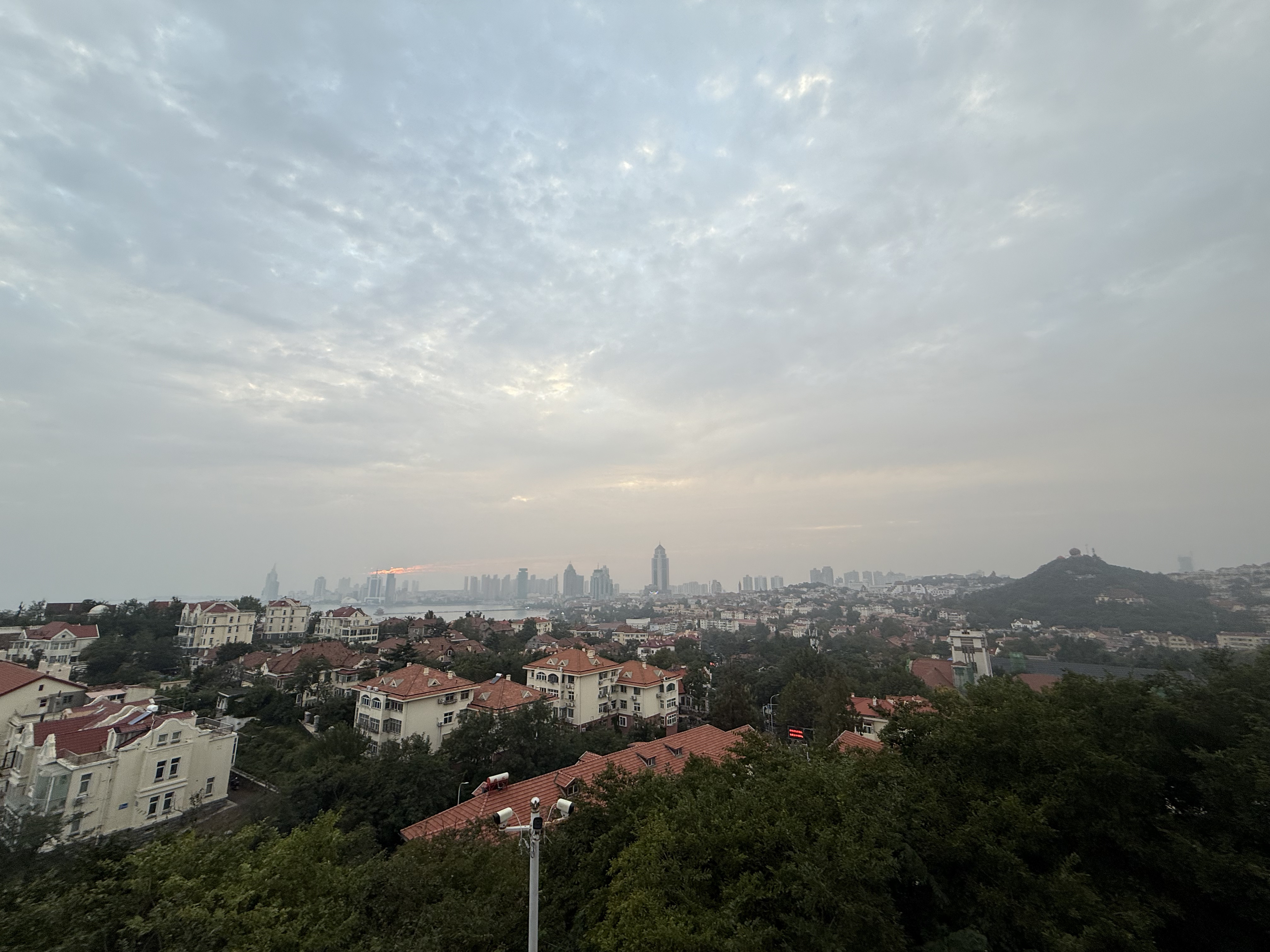 Sweeping panoramic view of Qingdao from Xiao Yu Pavilion, red roofs cascading toward the sea, September 2025. Zaruhi Poghosyan/ CGTN