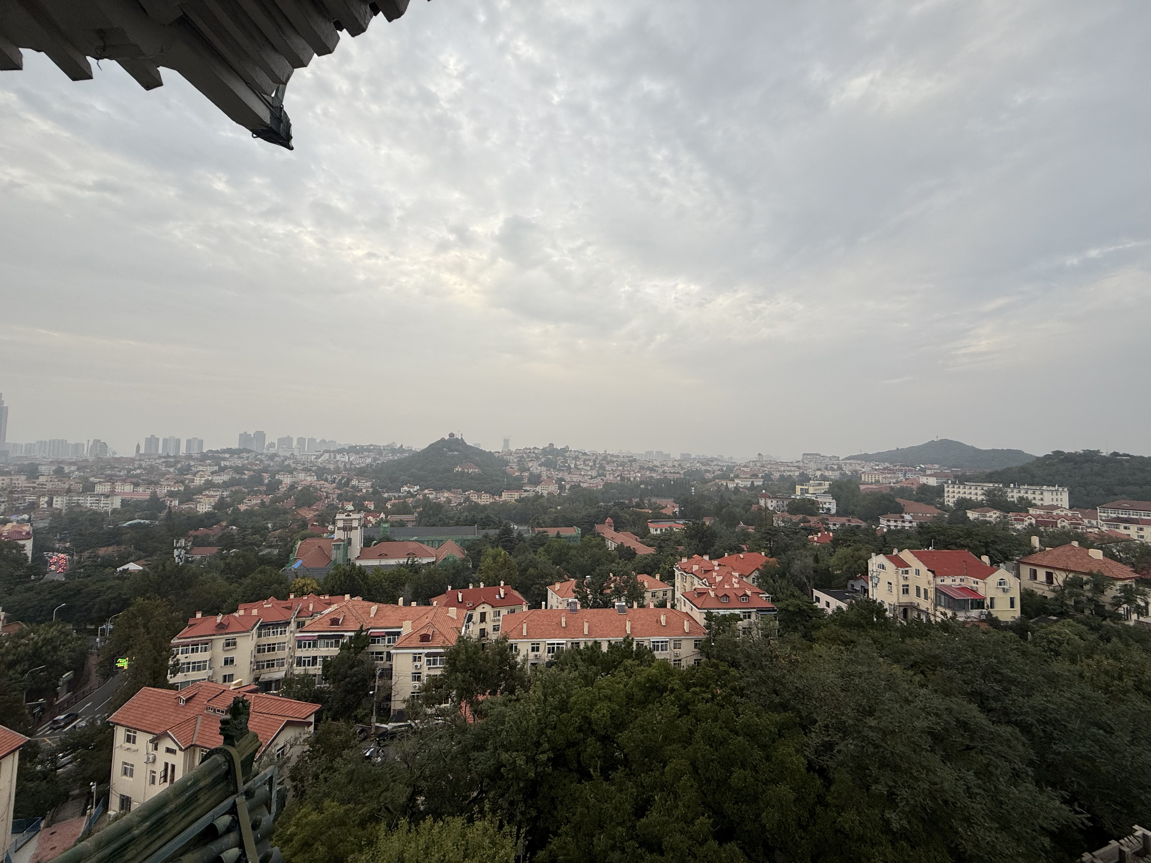 Sweeping panoramic view of Qingdao from Xiao Yu Pavilion, red roofs cascading toward the sea, September 2025. Zaruhi Poghosyan/ CGTN