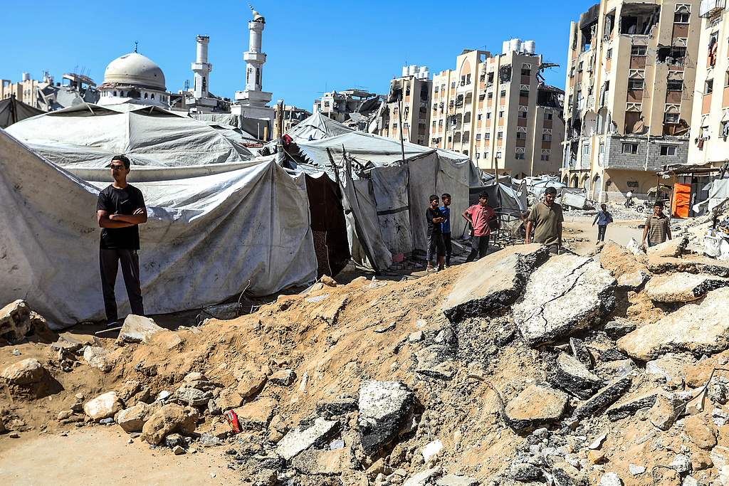 A view of the destruction and debris of buildings following the ceasefire as daily life continues in Khan Yunis, Gaza, October 18, 2025. /VCG