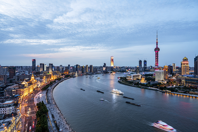 The night view of the Bund in Shanghai, China. /VCG