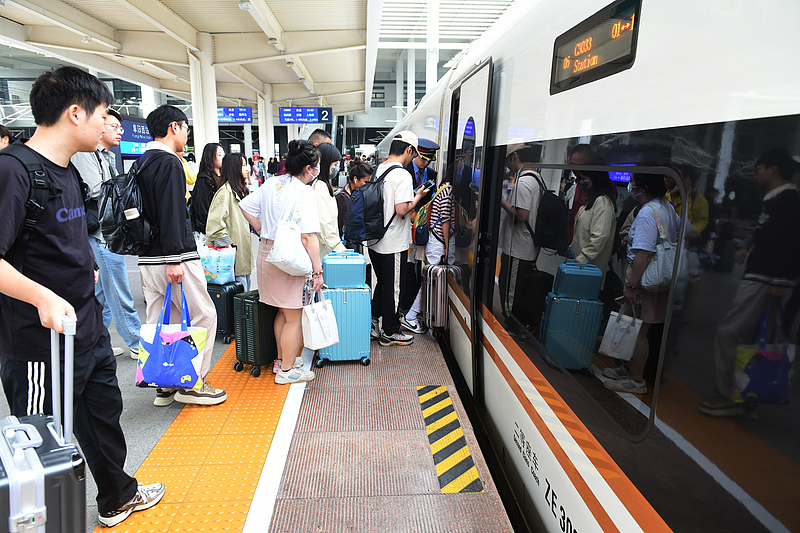 Passengers line up to board a train at Fuyang West Railway Station in Fuyang City, east China's Anhui Province, October 7, 2025. /CFP