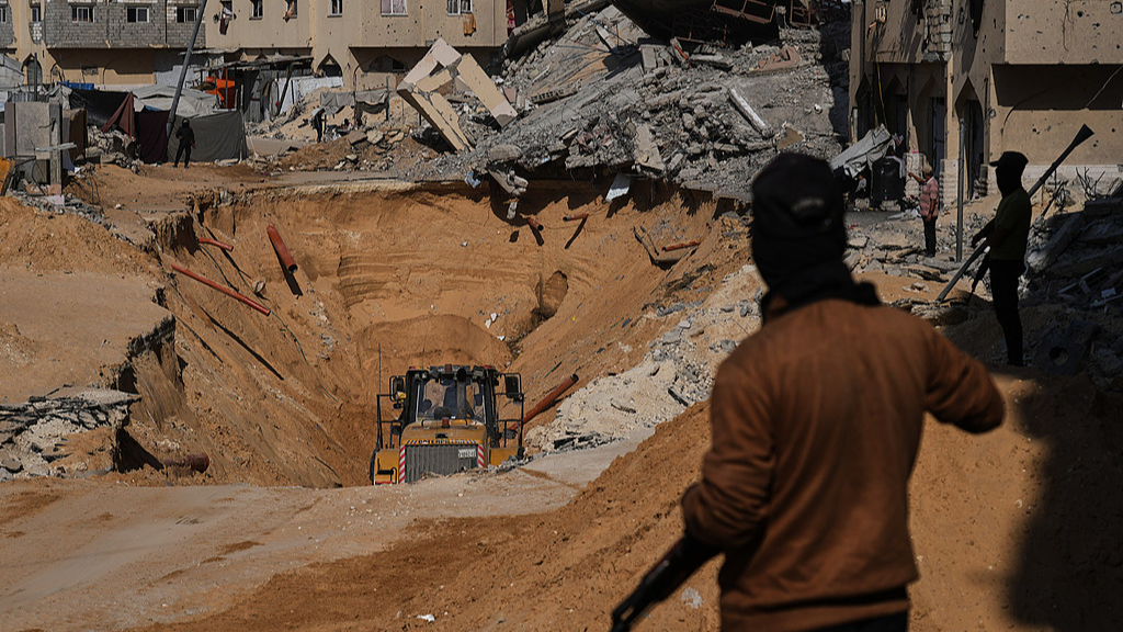 Members of the Hamas search underground for the bodies of Israeli hostages amid destroyed buildings in Khan Younis, southern Gaza, October 19, 2025. /VCG