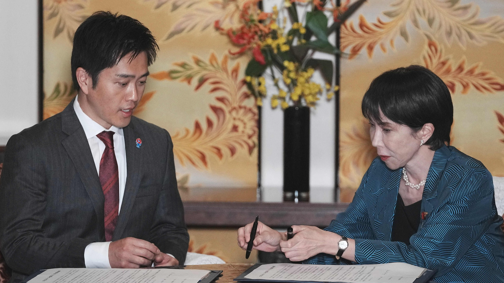 Japan's ruling Liberal Democratic Party (LDP) President Sanae Takaichi (R) and Japan Innovation Party (JIP) leader Hirofumi Yoshimura take part in a signing the policy agreement between the two parties at the Diet in Tokyo on October 20, 2025. /VCG