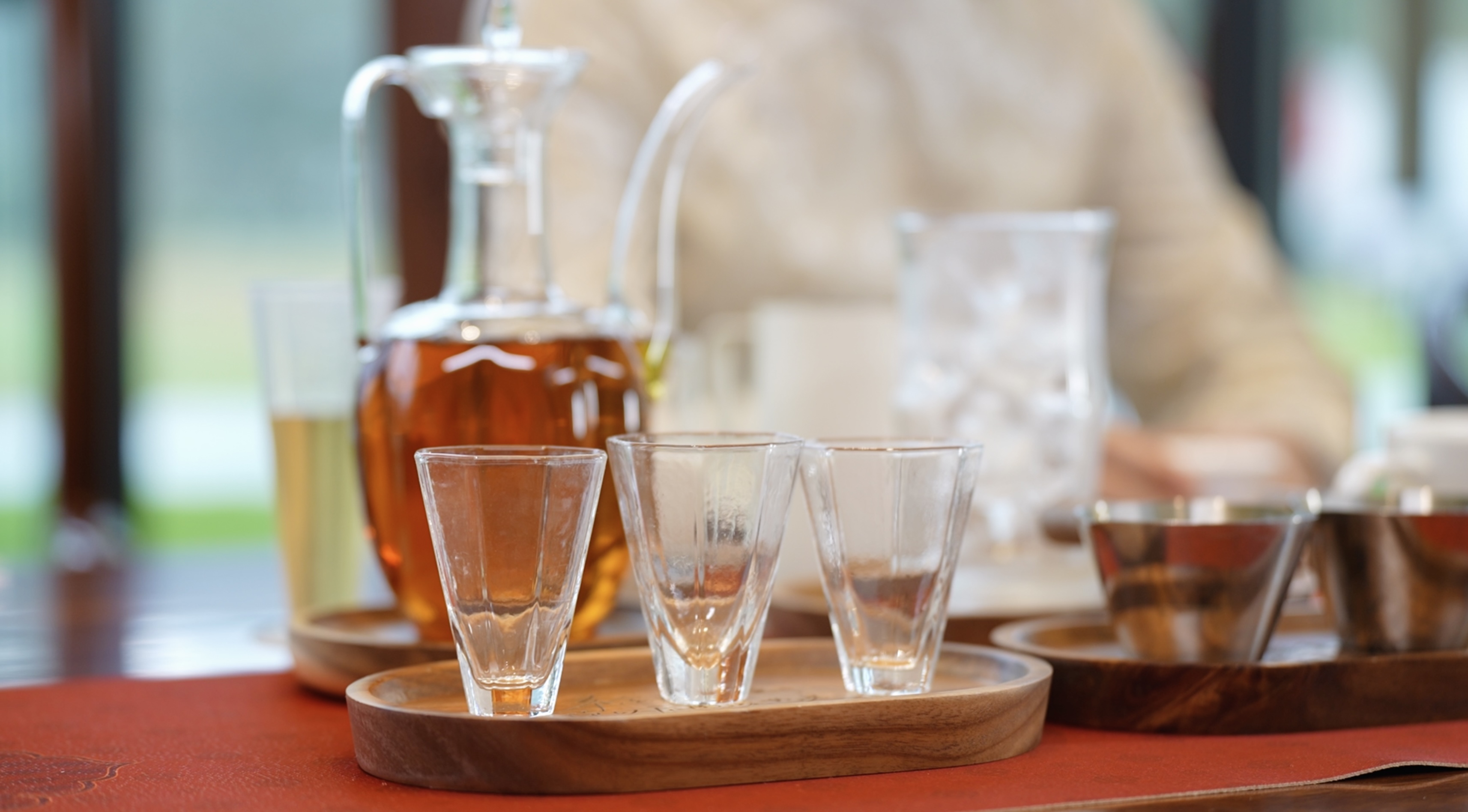 Equipment for making a modern Keemun black tea latte. /CGTN