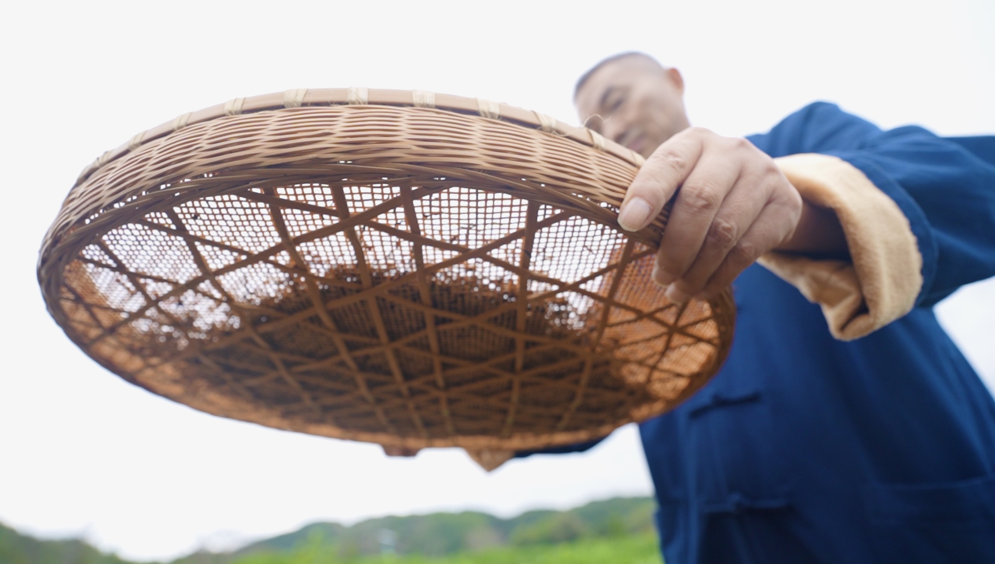 Ren Zhongzi, an inheritor of Keemun black tea, sifts the tea leaves, Qimen, Anhui Province, China. /CGTN