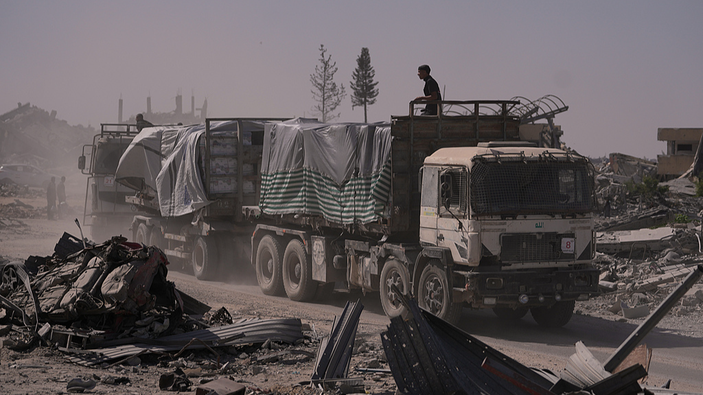 Trucks carrying humanitarian aid drive through Khan Younis, in the southern Gaza Strip, October 20, 2025. /VCG