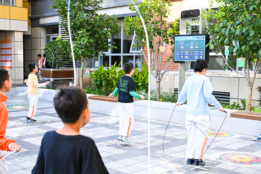 Students practicing rope skipping with an AI sports system in a primary school in Haidian District, Beijing, October 13, 2025. /VCG