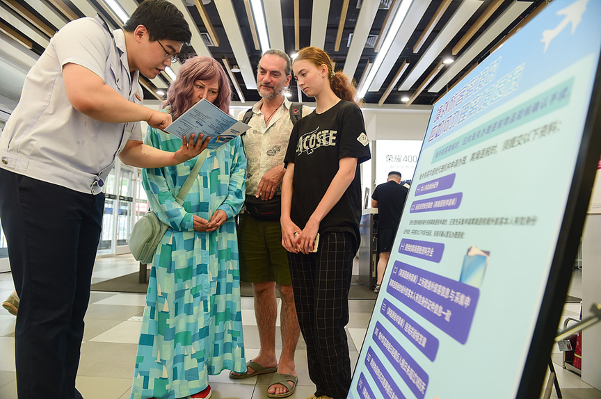 Staff from the Cangzhou Local Taxation Bureau explained the new refund-upon-purchase policy to Russian tourists at a shopping mall in Cangzhou City, China's Hebei Province, June 25, 2025. /CFP