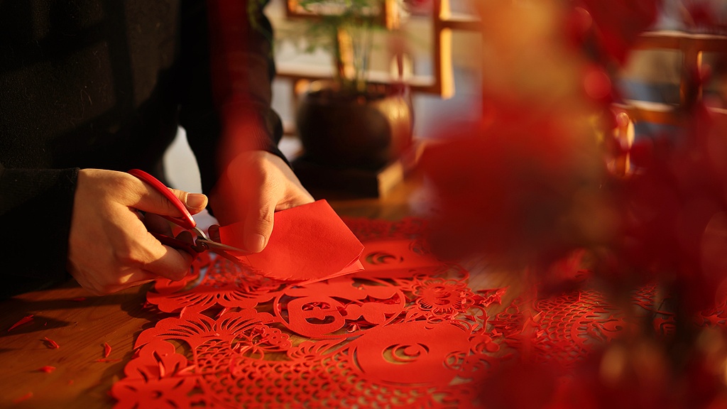 Innovative efforts keep China's intangible heritage alive