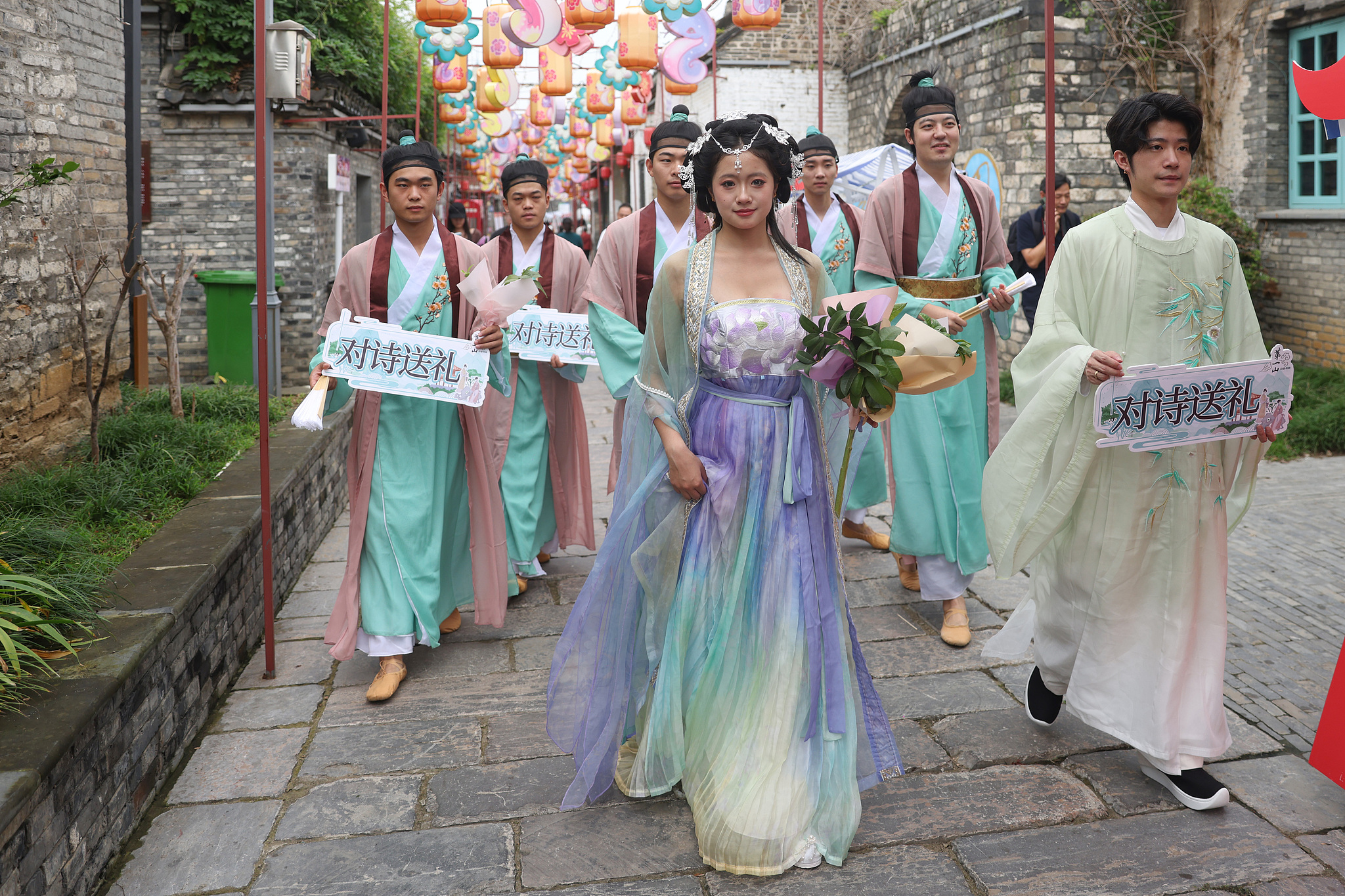 Young people dressed in ancient costumes, Jiangsu Province, October 1, 2025. /VCG