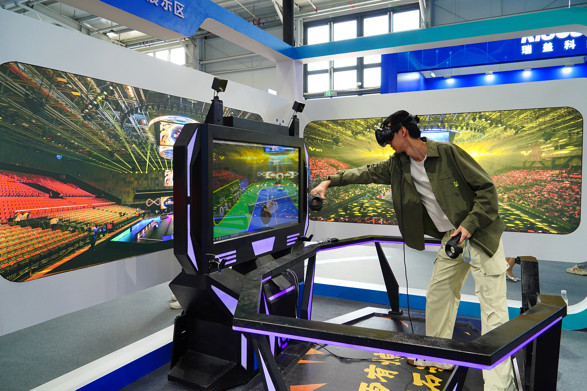 A participant trying out a sports device at the 2025 China International Fair for Trade in Services in Beijing, September 11, 2025. /VCG