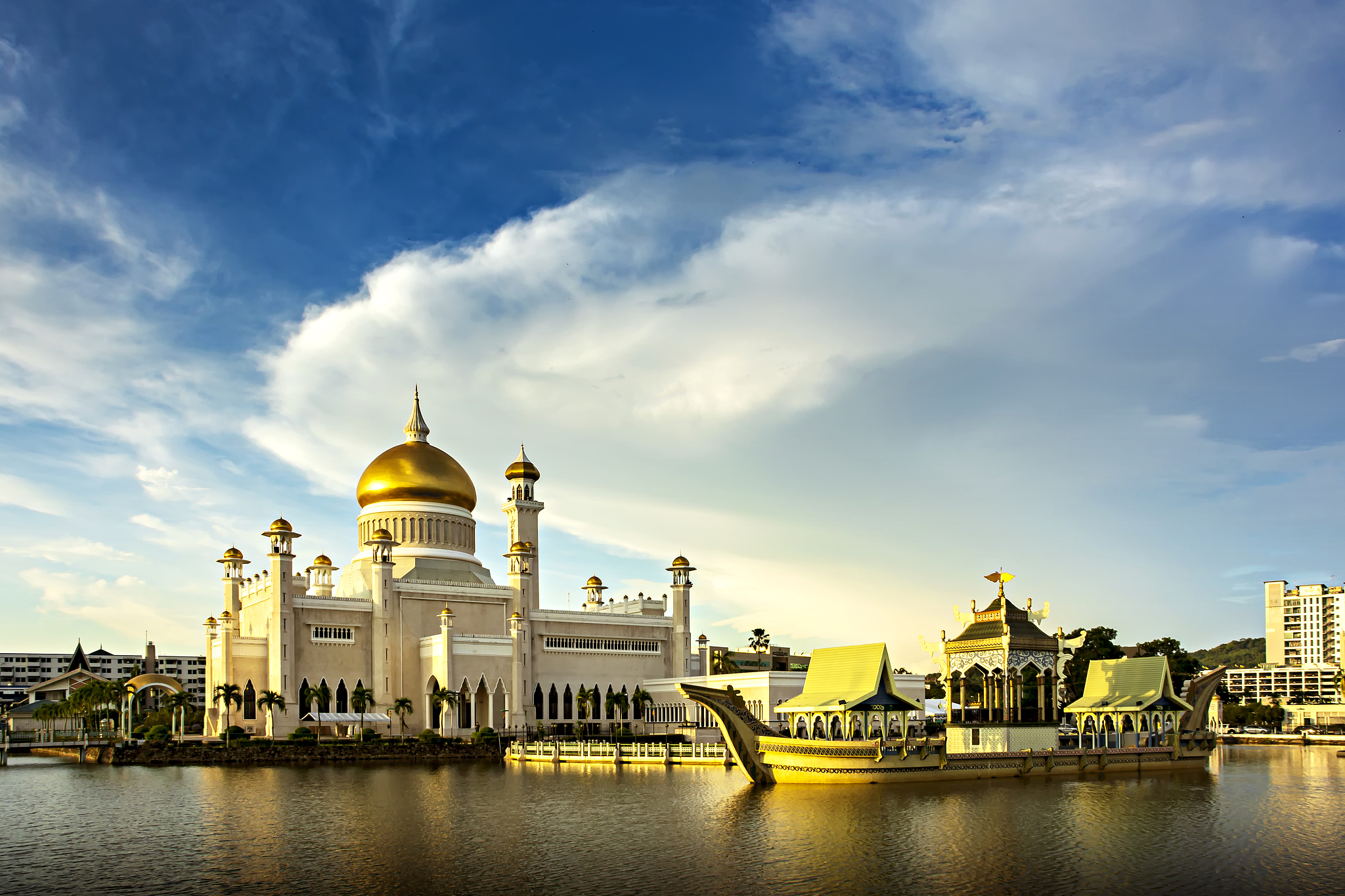 APEC Stories: Omar Ali Saifuddien Mosque embodies Brunei's modernization