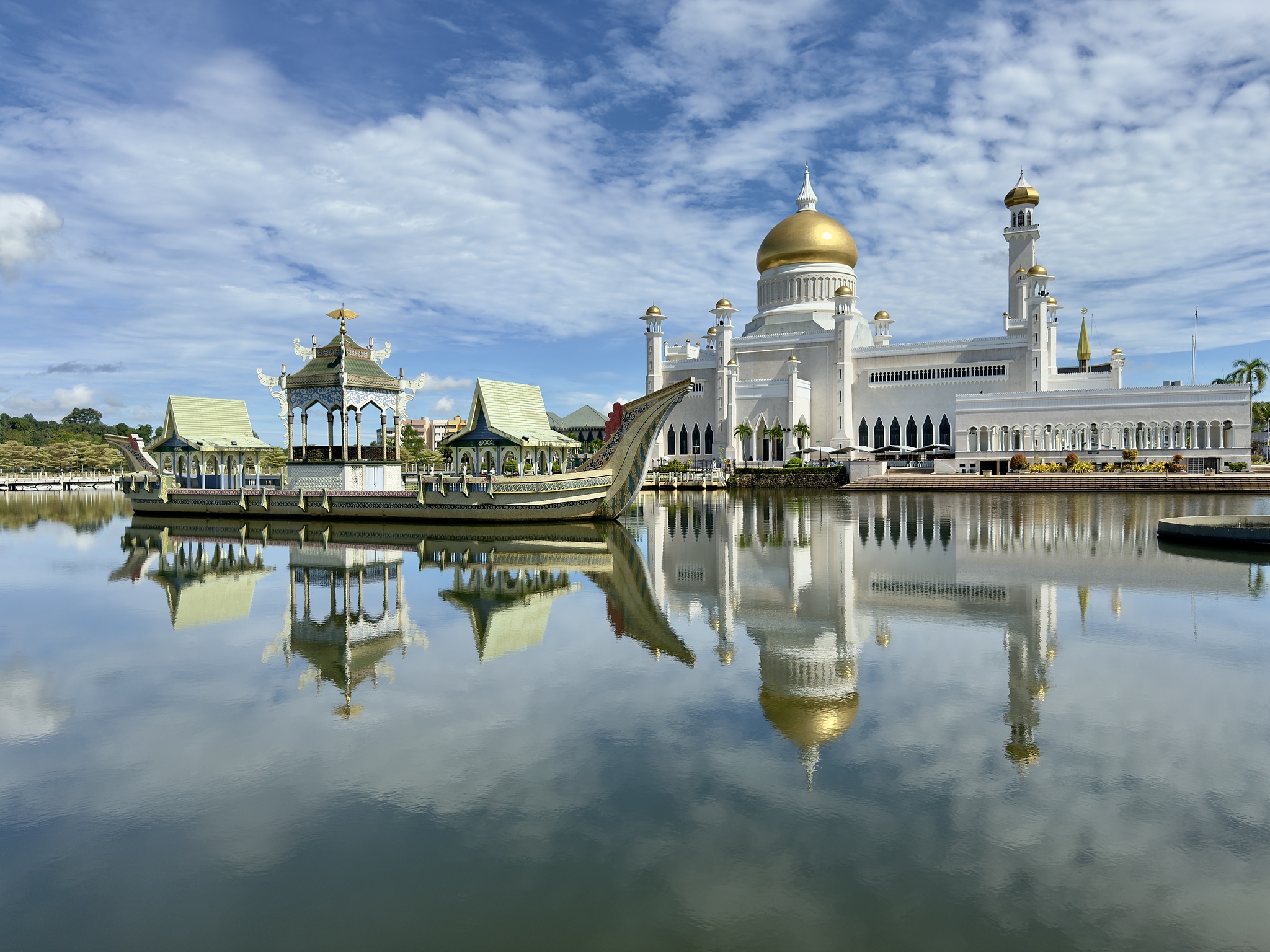 APEC Stories: Omar Ali Saifuddien Mosque embodies Brunei's modernization